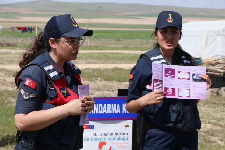 Mevsimlik tarım işçisi kadınlara KADES, çocuklara okul eğitimi