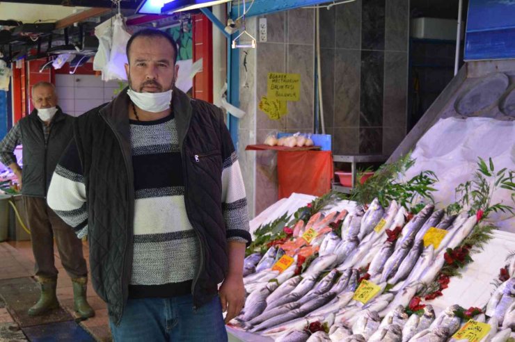 Av yasağına rağmen Eskişehir’deki balık tezgâhları dolu