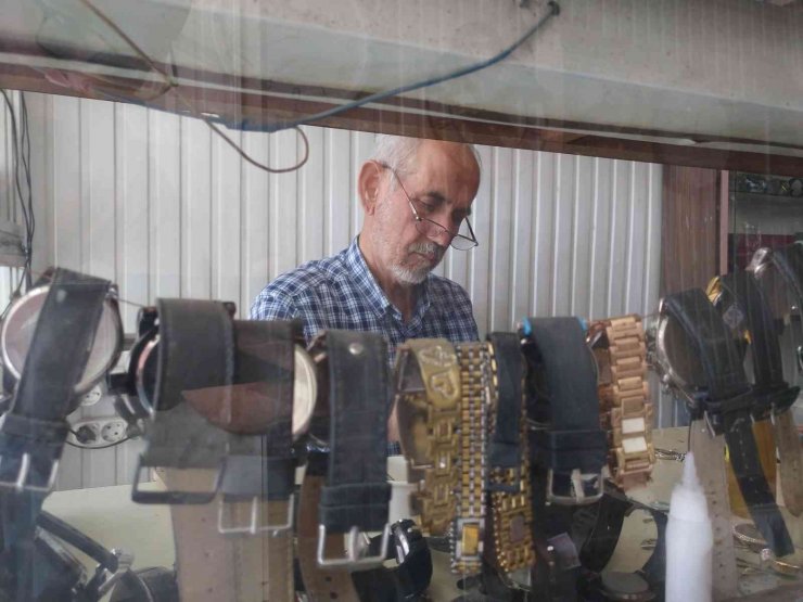 Komşusu çırak olarak verdi, 55 yıldır kurmalı saat tamir ediyor