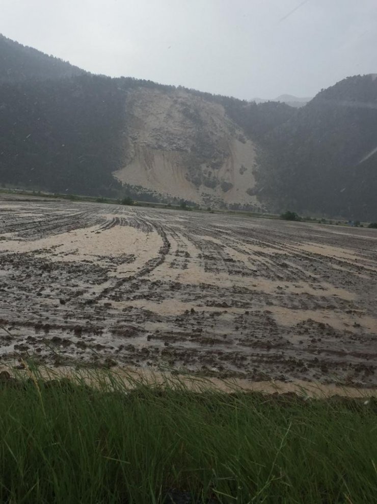 Derebucuk’ta ekili araziler sular altında kaldı