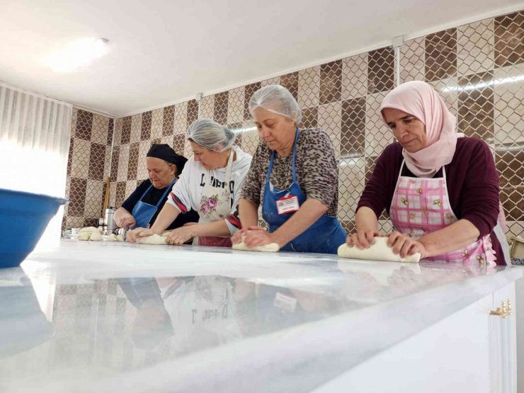 Yeşilburçlu kadınlar, kurdukları kooperatifle yöresel ürünlere değer katıyor