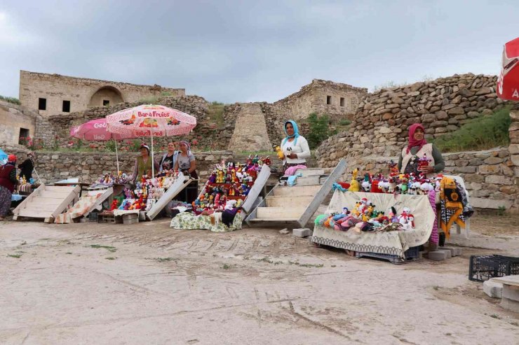 Annelerinden kalan mesleği kızları ve gelinleriyle sürdürüyorlar