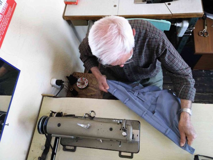 Polis hayalinden vazgeçti, ceketini satıp açtığı dükkanda 65 yıldır terzilik yapıyor