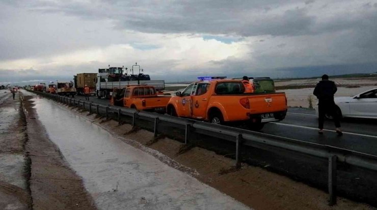 Aksaray’da sel nedeniyle Adana Yolu trafiğe kapatıldı