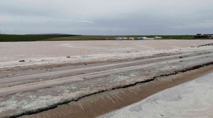 Aksaray’da sel nedeniyle Adana Yolu trafiğe kapatıldı