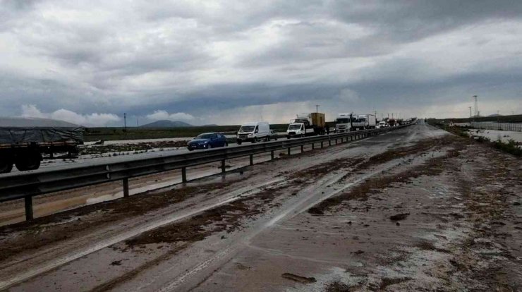 Aksaray’da sel nedeniyle Adana Yolu trafiğe kapatıldı