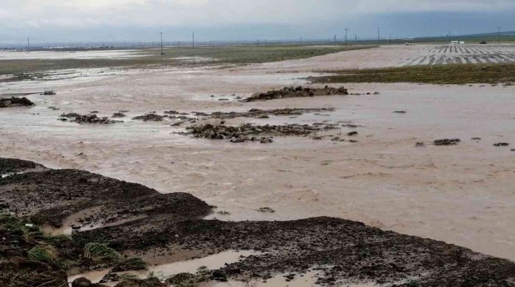 Aksaray’da sel nedeniyle Adana Yolu trafiğe kapatıldı