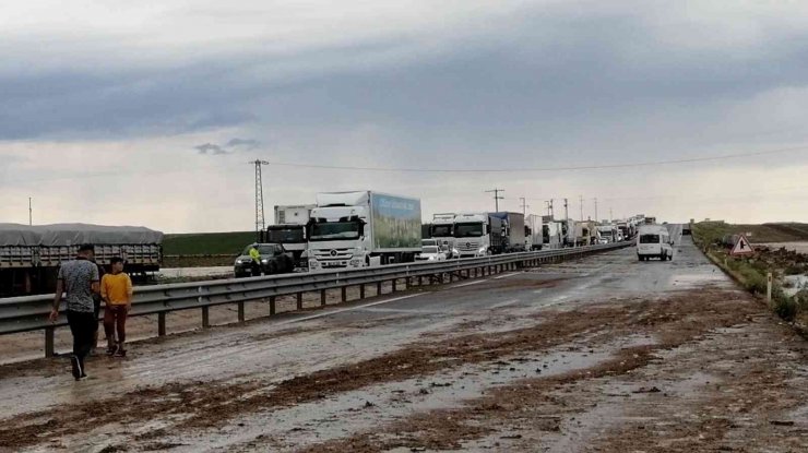 Aksaray’da sel nedeniyle Adana Yolu trafiğe kapatıldı