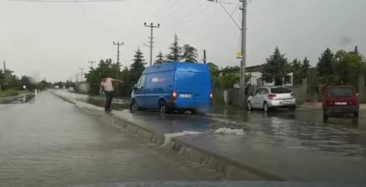 Konya ve ilçelerinde etkili olan sağanak yağış sonrası çalışmalar devam ediyor