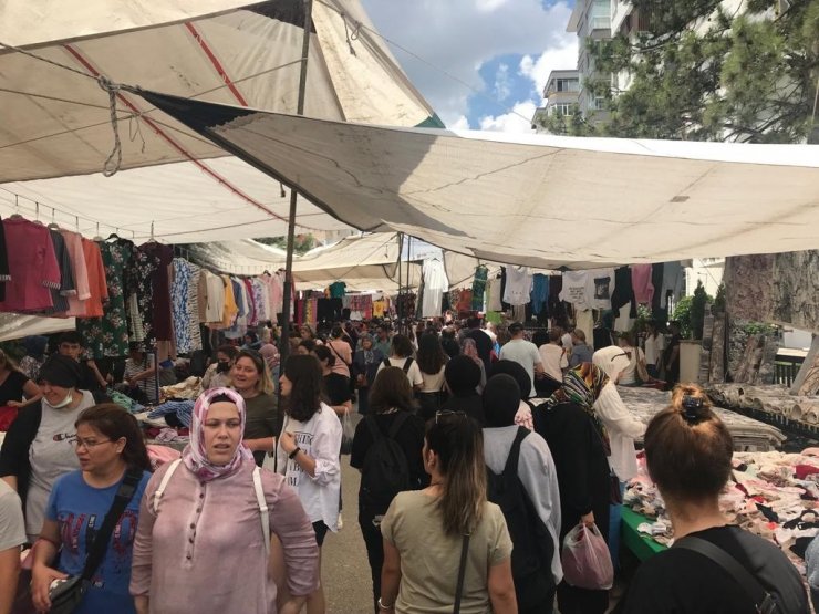 Uygun fiyata giyinmek isteyenler Çarşamba Pazarı’nın yolunu tuttu