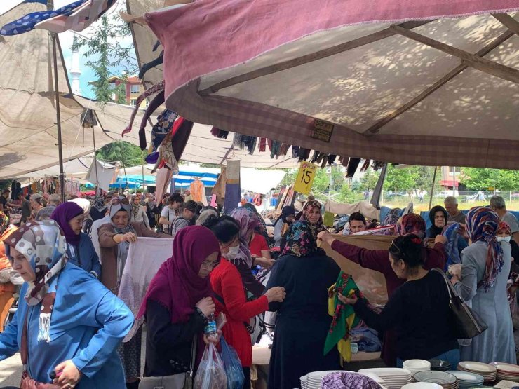 Uygun fiyata giyinmek isteyenler Çarşamba Pazarı’nın yolunu tuttu