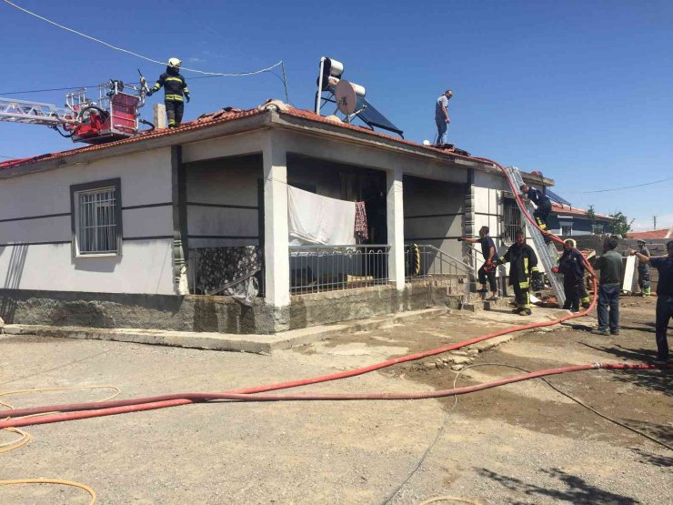 Konya’da müstakil ev çıkan yangında kullanılamaz hale geldi