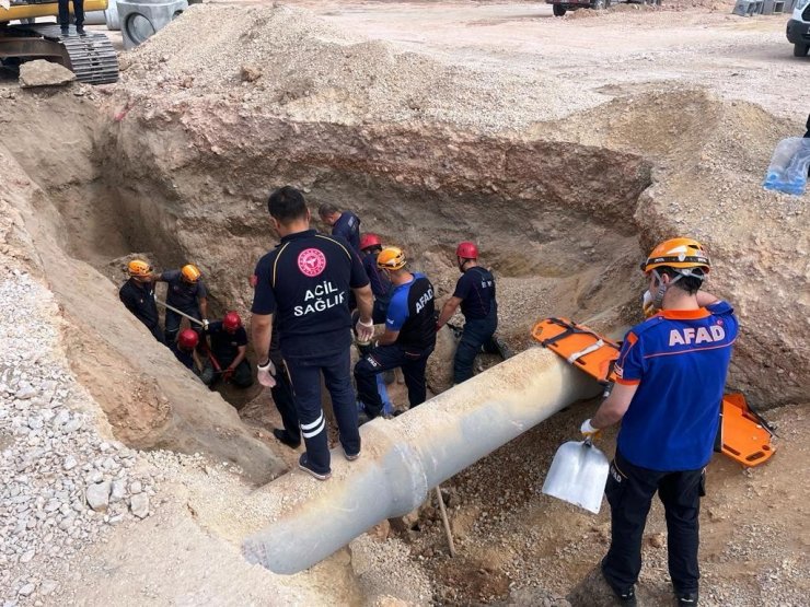 Toprak altında kalan işçi hayatını kaybetti