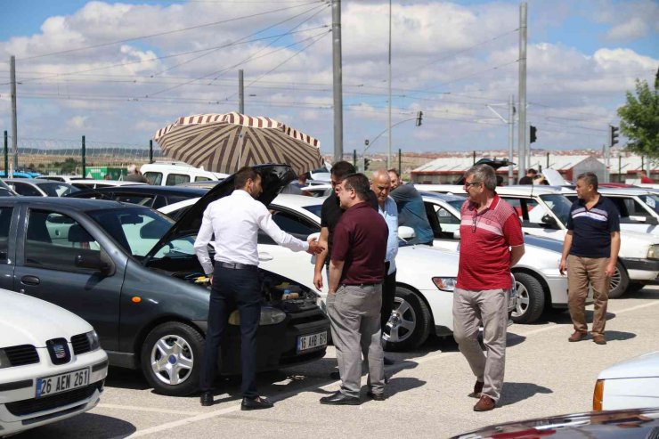 İkinci el oto pazarında bayram hareketliliği başladı