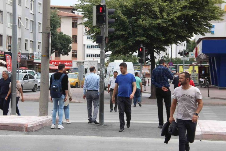 Konya’da ışık ihlali yapan yayalar havadan dron ile uyarıldı ve denetlendi