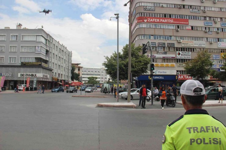 Konya’da ışık ihlali yapan yayalar havadan dron ile uyarıldı ve denetlendi