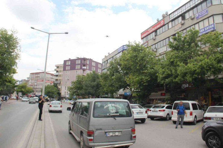 Konya’da ışık ihlali yapan yayalar havadan dron ile uyarıldı ve denetlendi