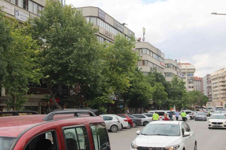 Konya’da ışık ihlali yapan yayalar havadan dron ile uyarıldı ve denetlendi