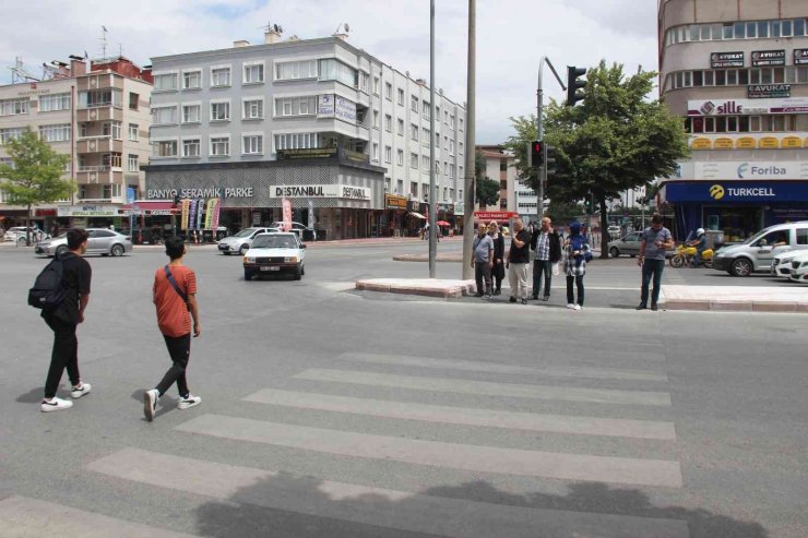 Konya’da ışık ihlali yapan yayalar havadan dron ile uyarıldı ve denetlendi