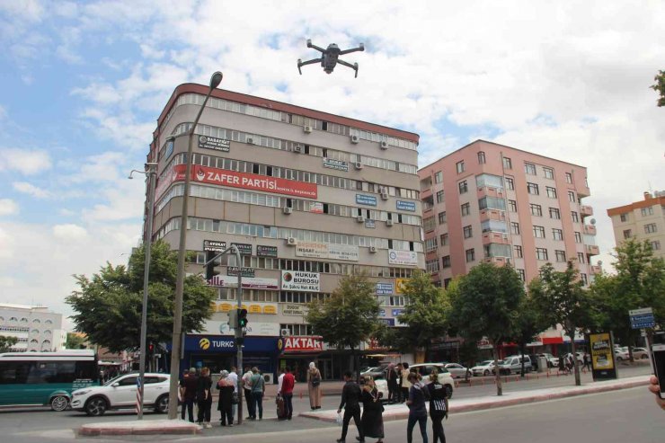 Konya’da ışık ihlali yapan yayalar havadan dron ile uyarıldı ve denetlendi