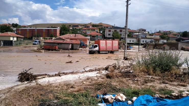 Konya’nın Yunak ilçesinde şiddetli yağış sele neden oldu