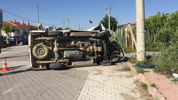 Elektrik direğine çarpan minibüs devrildi: 3 yaralı