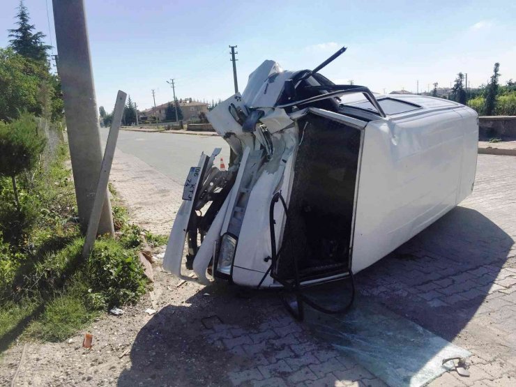 Elektrik direğine çarpan minibüs devrildi: 3 yaralı