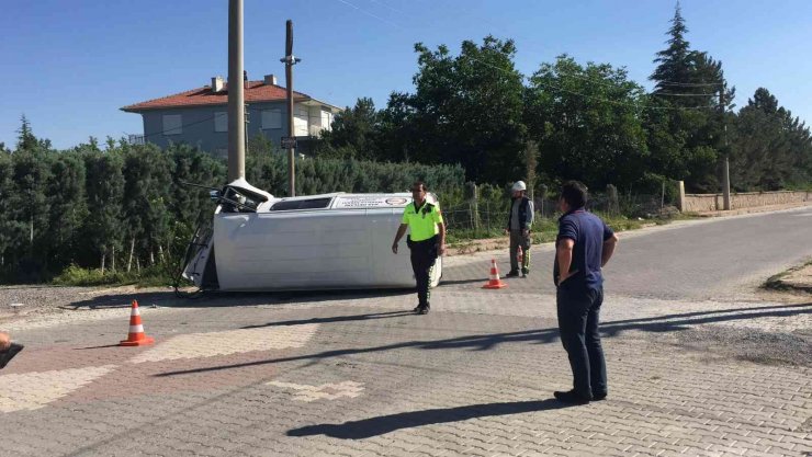 Elektrik direğine çarpan minibüs devrildi: 3 yaralı