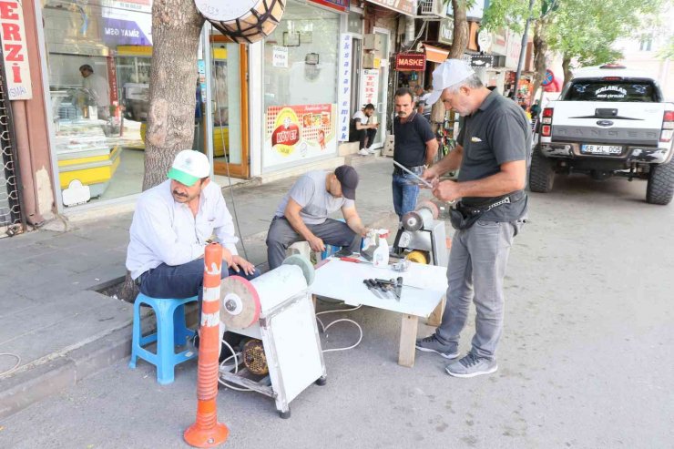 Aksaray’da bıçakçıların kurban mesaisi başladı