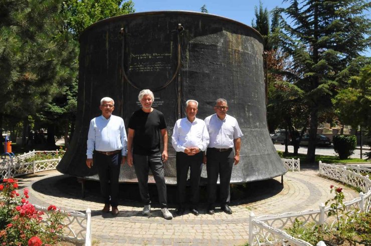 Behzat Uygur tezgah başına geçip bıçak biledi