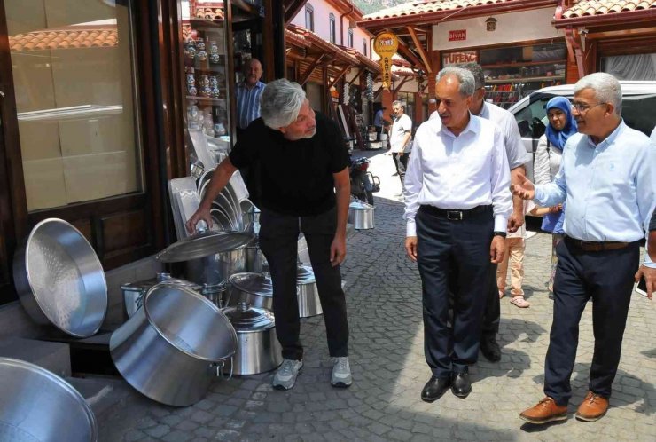 Behzat Uygur tezgah başına geçip bıçak biledi