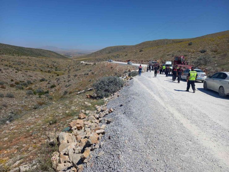 Tarım işçilerini taşıyan minibüs uçuruma yuvarlandı: 2 ölü, 17 yaralı