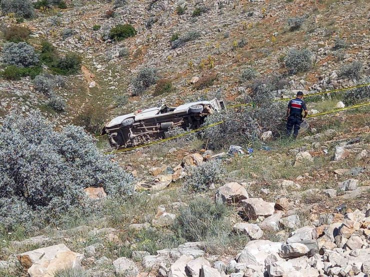 Tarım işçilerini taşıyan minibüs uçuruma yuvarlandı: 2 ölü, 17 yaralı