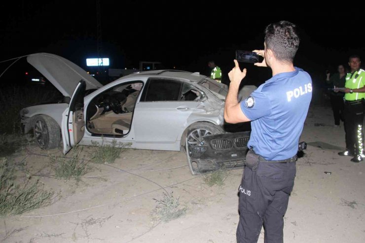 Köpeğe çarpmamak için manevra yapınca elektrik direğine çarpıp takla attı: 2 yaralı