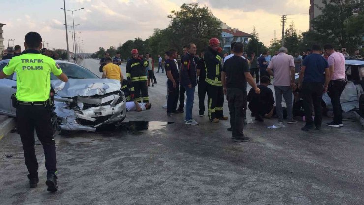 Konya’da 3 araçlı zincirleme kaza: 13 yaralı