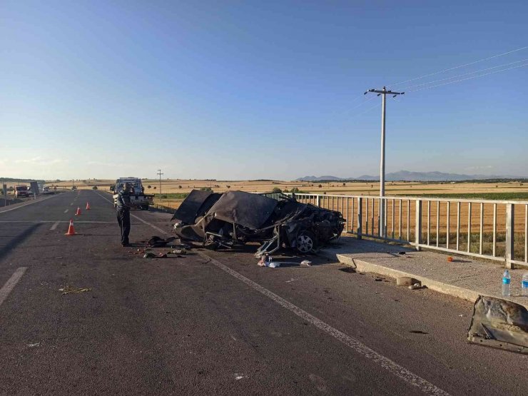 Köprü bariyerine çarpan otomobilin motoru fırladı: 2 yaralı