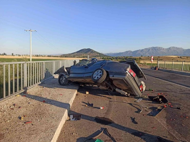 Köprü bariyerine çarpan otomobilin motoru fırladı: 2 yaralı