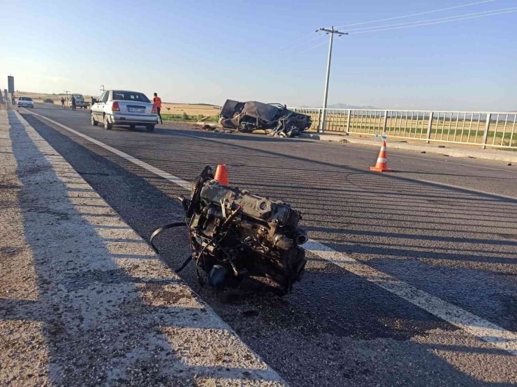 Köprü bariyerine çarpan otomobilin motoru fırladı: 2 yaralı