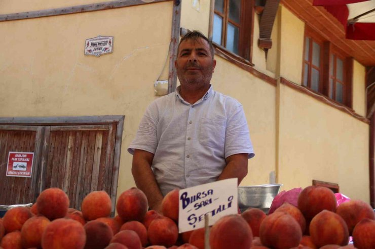 Eskişehir pazarında şeftali pek talep görmüyor