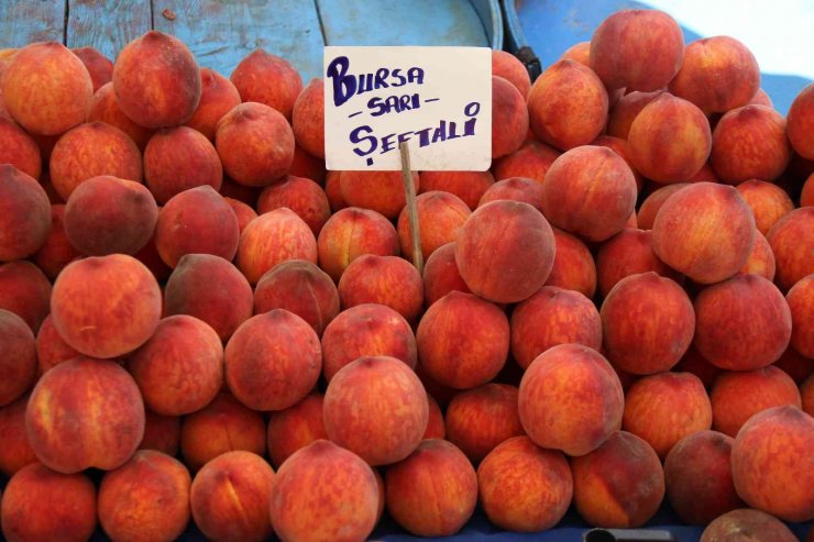 Eskişehir pazarında şeftali pek talep görmüyor