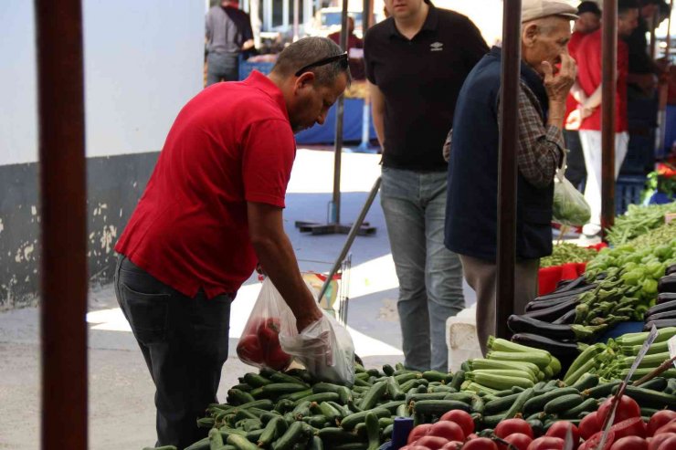 Pazar tezgahlarında salatalık 3,5 TL’den satılıyor