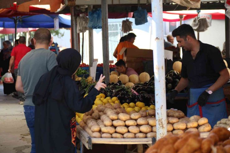 Pazar tezgahlarında salatalık 3,5 TL’den satılıyor