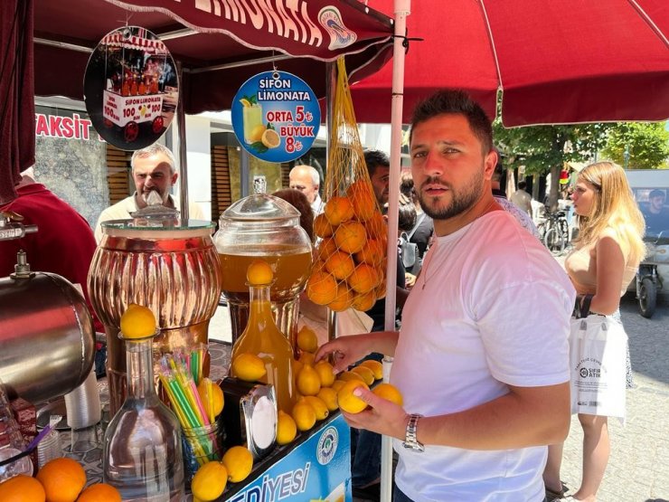 Yoğun işten dolayı ailecek sifon limonata tezgâhının başına geçtiler