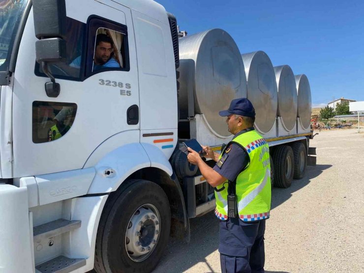 Jandarmadan yük araçlarına yönelik denetim