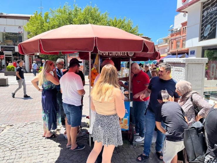 Yoğun işten dolayı ailecek sifon limonata tezgâhının başına geçtiler