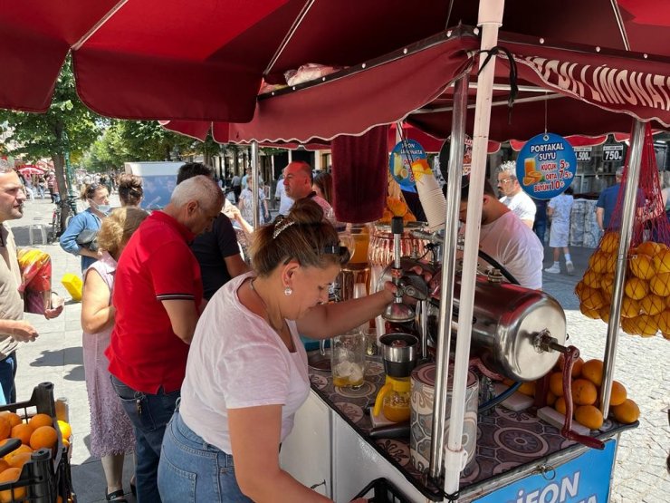 Yoğun işten dolayı ailecek sifon limonata tezgâhının başına geçtiler