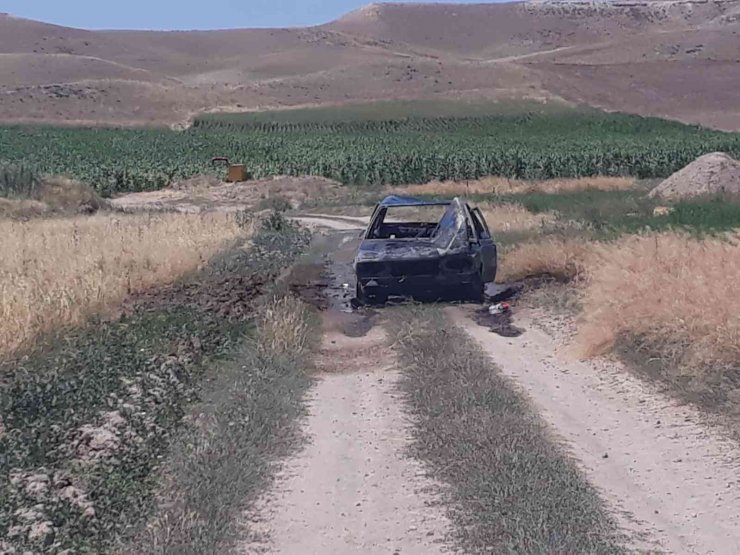 Seyir halindeyken yanan otomobil kullanılamaz hale geldi