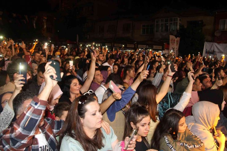 Manuş Baba Konya’da hayranlarıyla buluştu