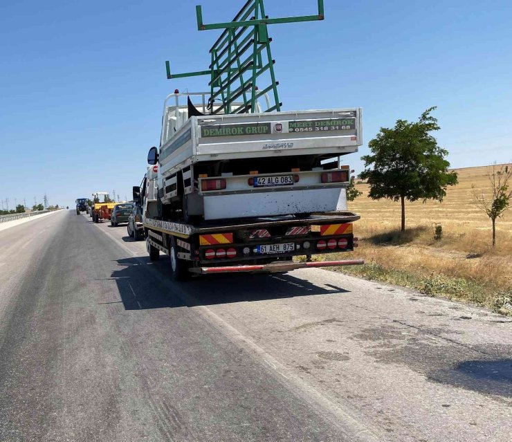 Konya’da pikap traktöre bağlı saman balya makinesine çarptı: 3 yaralı