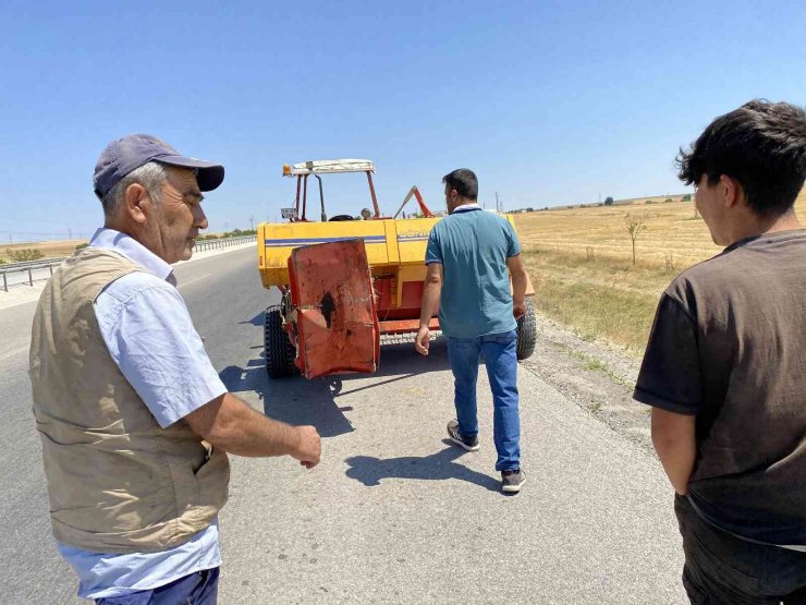 Konya’da pikap traktöre bağlı saman balya makinesine çarptı: 3 yaralı